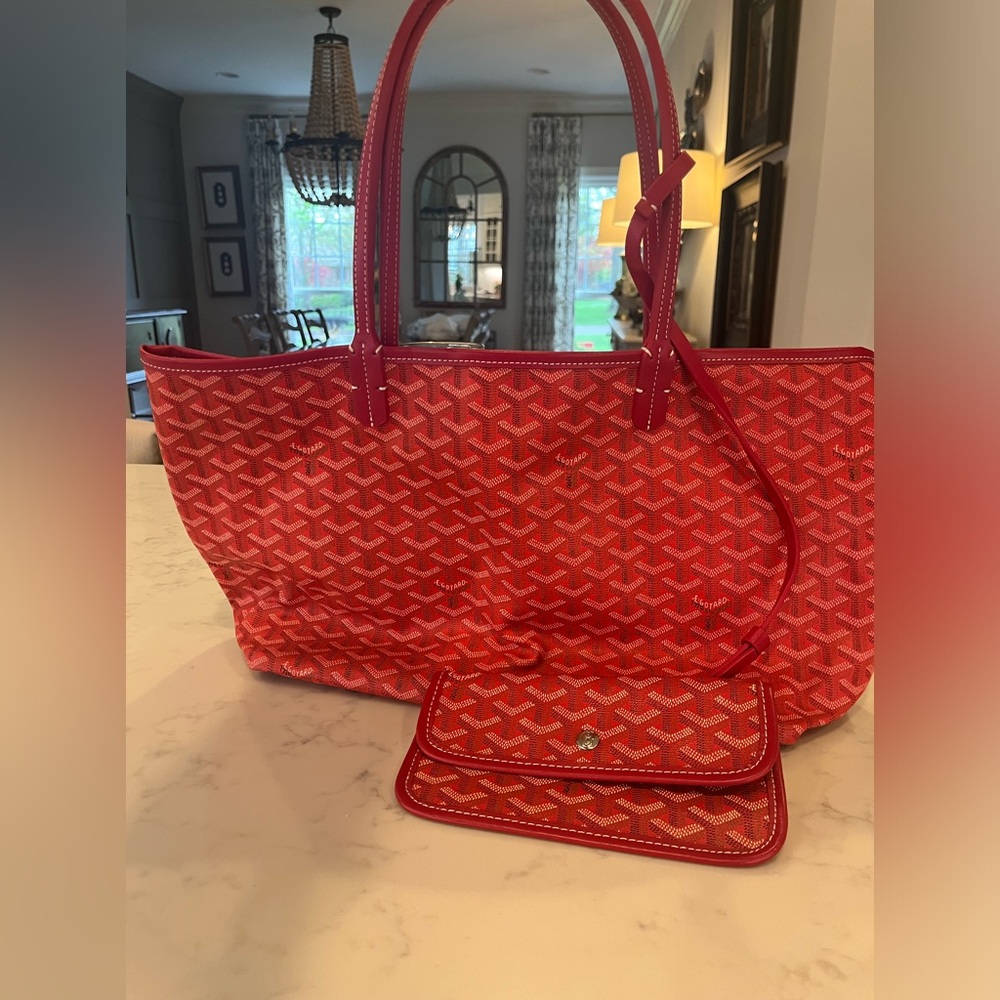 Beautiful red tote! Looks like the real high end brand!
